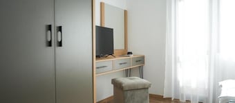 2 Bed Apt - Sleeps 4, Terrace & Pet Friendly