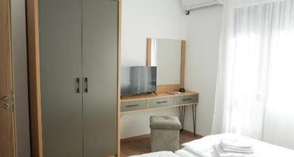 2 Bed Apt - Sleeps 4, Terrace & Pet Friendly