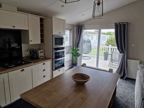 Cabin | Private kitchen - Skegness 2bed Lodge- Pet Friendly - Close To Beach (Skegness)