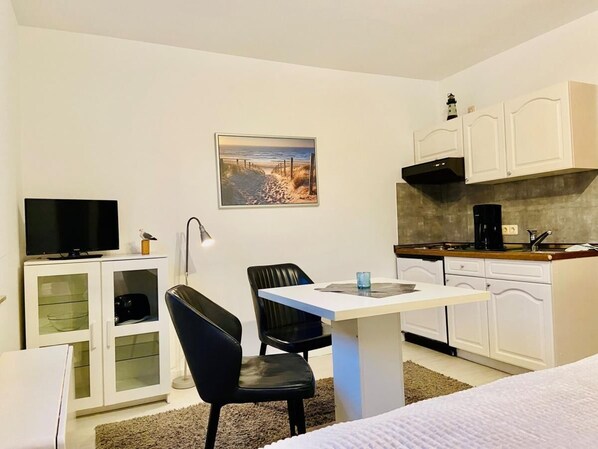 Stovetop, coffee/tea maker, toaster, cookware/dishes/utensils