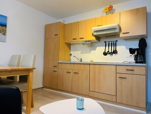 Fridge, stovetop, dishwasher, coffee/tea maker - House Nicole vacation apartment 6 (Cuxhaven)
