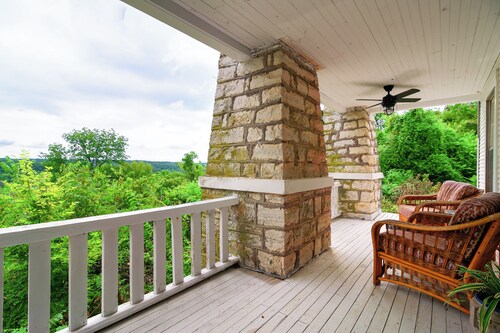 Charming 2-bedroom B&B with WiFi, AC in serene Sulphur Springs