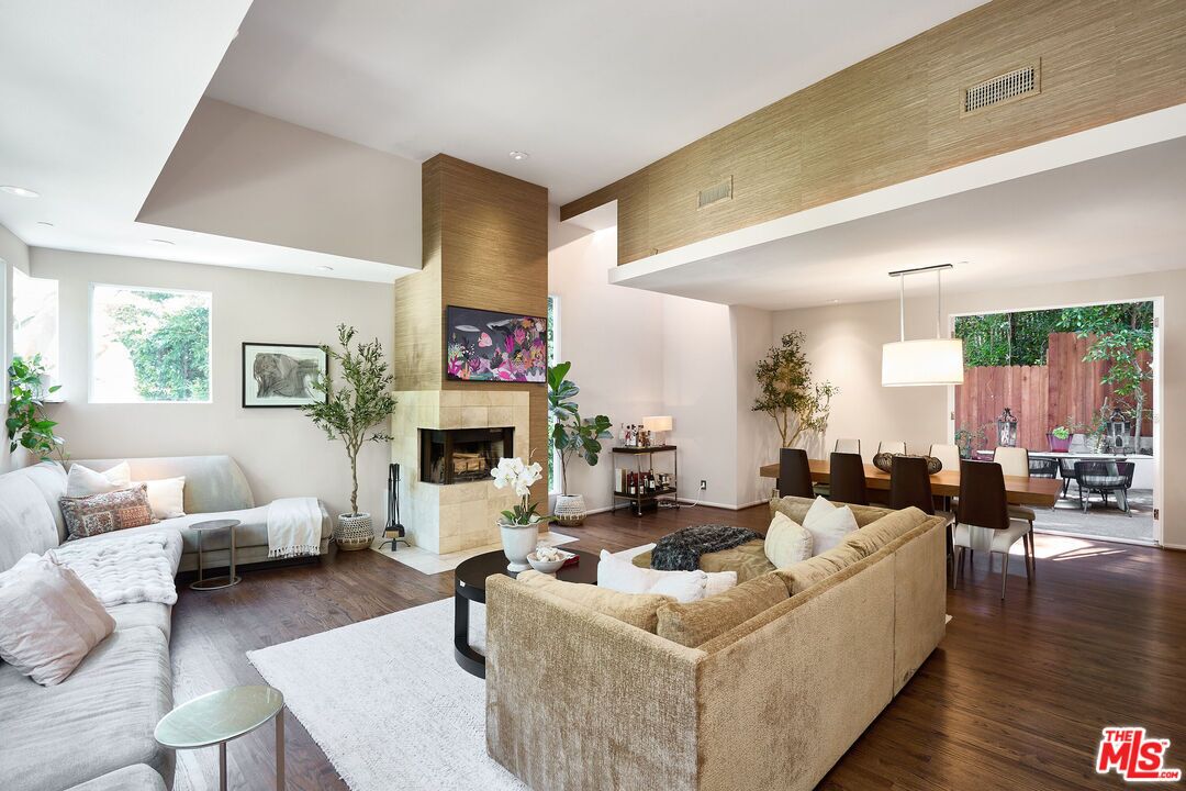 Smart TV, chimenea, oficina