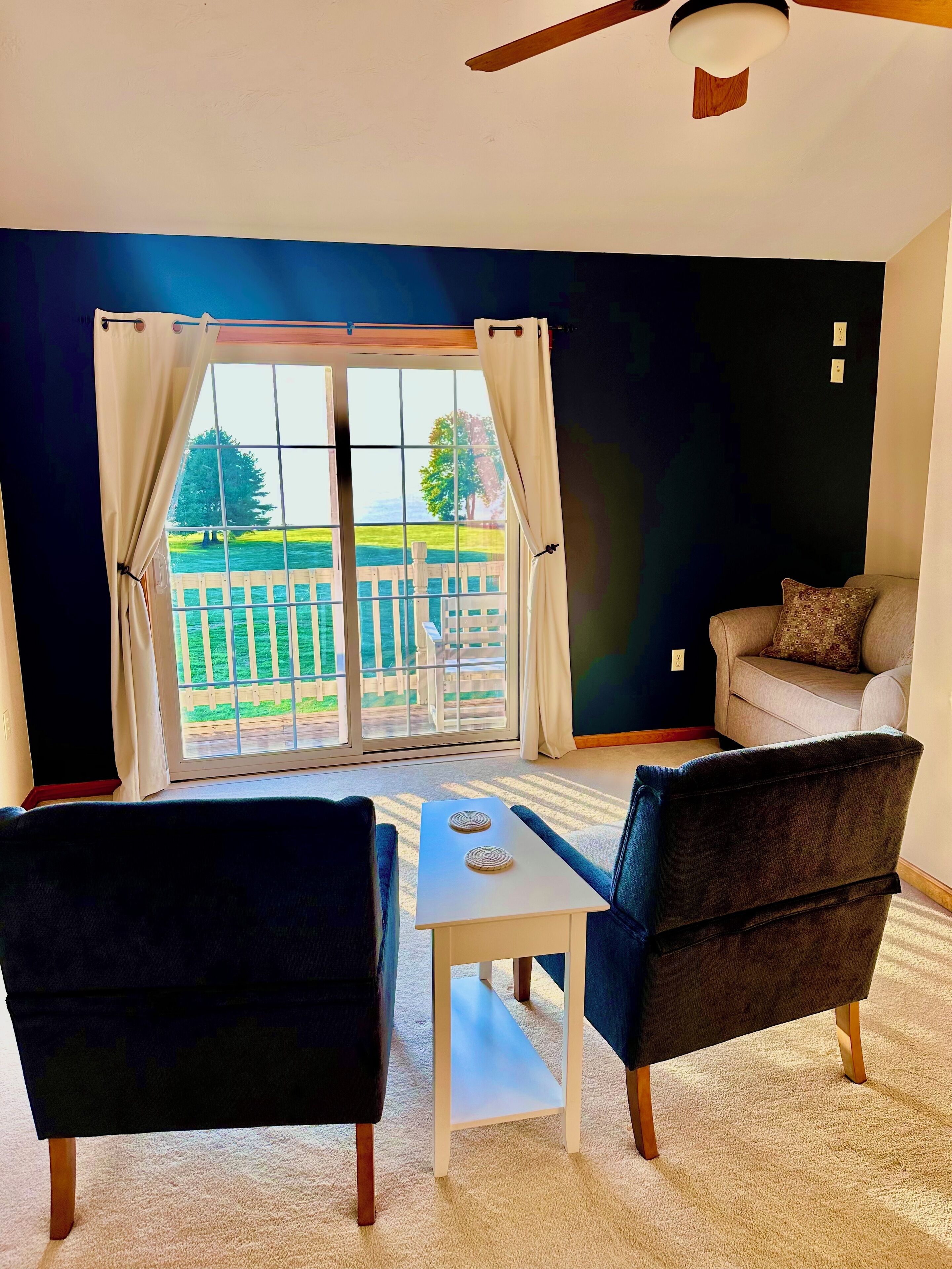 Smart-tv, een open haard en een tafeltennistafel