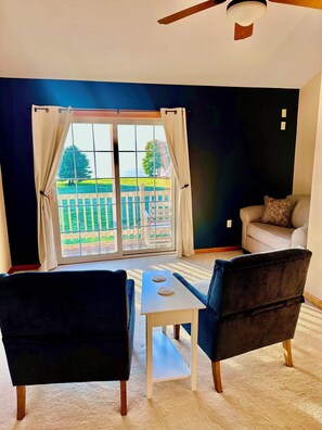 TV connectée, cheminée, table de tennis de table