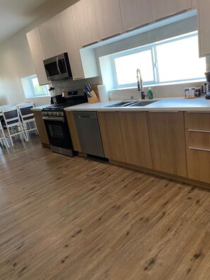 Fridge, microwave, oven, stovetop - Sunshine Retreat Family House (Los Angeles)