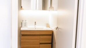 Shower, hair dryer, towels, shampoo - Happy Hour by Experience Jervis Bay (Huskisson)