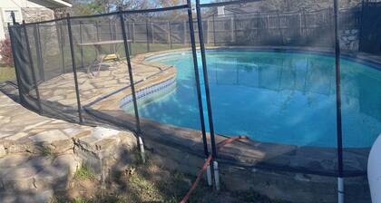 3-2 house with pool and 2 living rooms, 1.5 miles from Boerne Main St.