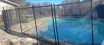 3-2 house with pool and 2 living rooms, 1.5 miles from Boerne Main St.
