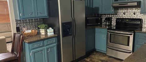 Réfrigérateur, micro-ondes, four, plaque de cuisson