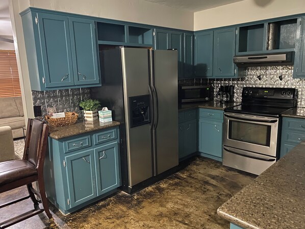 Een koelkast, een microgolfoven, een oven, een kookplaat