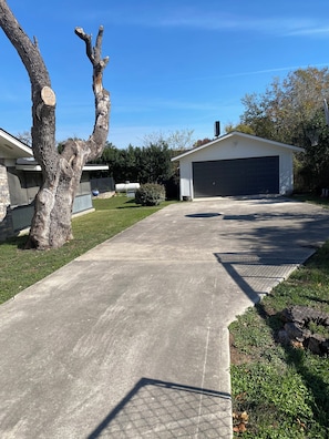 Property grounds - 3-2 house with pool and 2 living rooms, 1.5 miles from Boerne Main St. (Boerne)