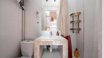 Serviettes fournies, savon, papier toilette