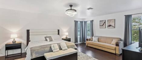 5 bedrooms, desk, iron/ironing board, travel crib