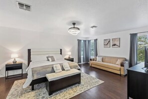 5 bedrooms, desk, iron/ironing board, travel crib