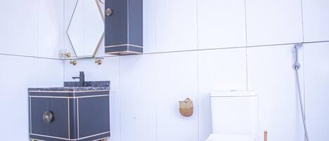 Secador de pelo, toallas y jabón