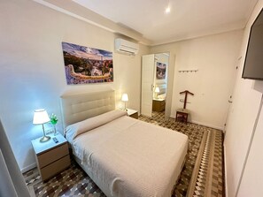 Double Room, Shared Bathroom | Desk, iron/ironing board, cribs/infant beds, free WiFi - Rooms Balmes (Barcelona)