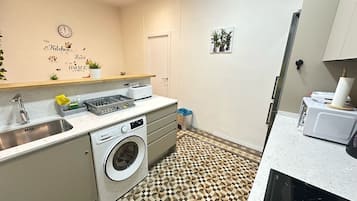 Frigorífico, microondas, placa de cocina y cafetera o tetera