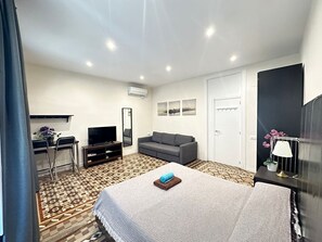 Quadruple Room, Shared Bathroom | Desk, iron/ironing board, cribs/infant beds, free WiFi - Rooms Balmes (Barcelona)