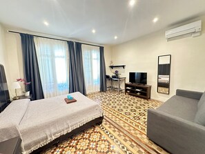 Quadruple Room, Shared Bathroom | Desk, iron/ironing board, cribs/infant beds, free WiFi - Rooms Balmes (Barcelona)
