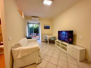 Exklusiv lägenhet - utsikt mot staden | Vardagsrum | Platt-tv