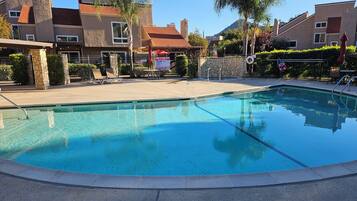 Alberca al aire libre y alberca climatizada