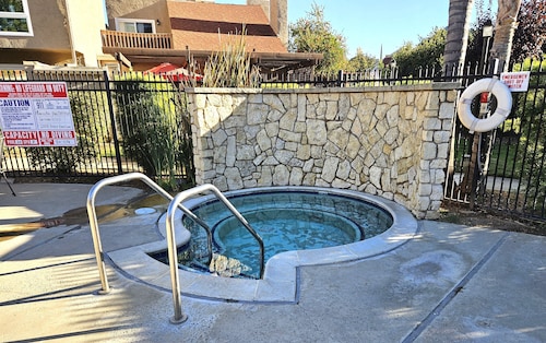 Furnished 2BR Townhouse w/ Pool, Hot Tub & Fireplace – 30-Day Stay