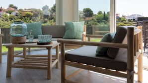 Un espacio de estar al aire libre con madera y vistas a una colina.