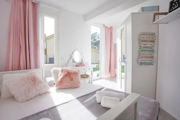 4 habitaciones, tabla de planchar con plancha, wifi y ropa de cama 