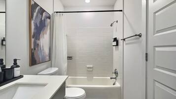 Een haardroger, handdoeken, toiletpapier