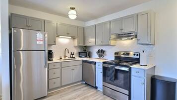 Refrigerador, microondas, horno, placa de cocina