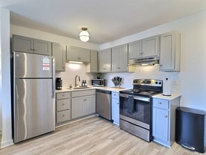 Fridge, microwave, oven, stovetop - Urban Hideaway Near Downtown Hotspots (Birmingham)