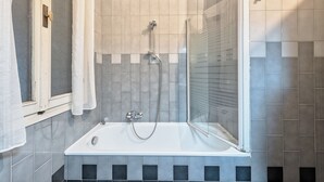 Family Triple Room A5 | Bathroom | Soap, shampoo, toilet paper - Joy Rialto Rooms Venice (Venice)