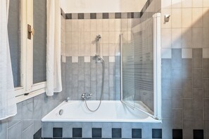 Family Triple Room A5 | Banheiro | Sabonete, shampoo, papel higiênico