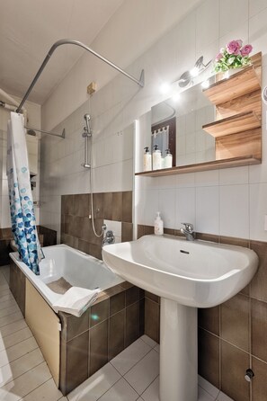 Family Apartment C | Bathroom - Joy Rialto Rooms Venice (Venice)
