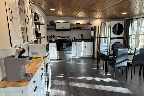 Een koelkast, een microgolfoven, een oven, een kookplaat