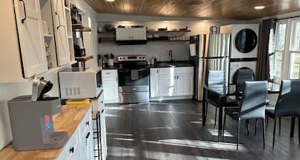 Charming guesthouse within minutes of downtown Fish Creek!