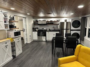 Fridge, microwave, oven, stovetop - Charming guesthouse within minutes of downtown Fish Creek! (Fish Creek)