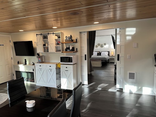 Charming guesthouse within minutes of downtown Fish Creek!