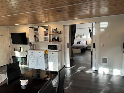 Charming guesthouse within minutes of downtown Fish Creek!