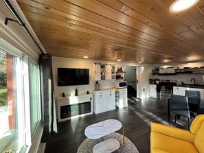 Smart TV, fireplace - Charming guesthouse within minutes of downtown Fish Creek! (Fish Creek)