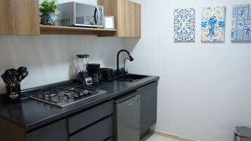 Mikrobølgeovn, kaffetrakter/tekoker, brødrister og hurtigmikser