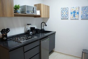 Microwave, coffee/tea maker, toaster, blender