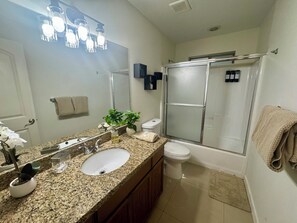 Séchoir à cheveux, serviettes fournies, savon, papier de toilette