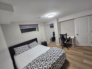 2 makuuhuonetta, työpöytä, silitysrauta/-lauta, ilmainen Wi-Fi