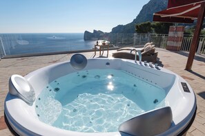 Outdoor spa tub - Dream terrace apartment with breathtaking views of Nerano Bay (Nerano)