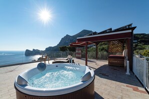 Outdoor spa tub - Dream terrace apartment with breathtaking views of Nerano Bay (Nerano)