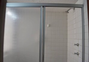 Regadera y shampoo