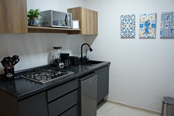 Microwave, coffee/tea maker, toaster, blender