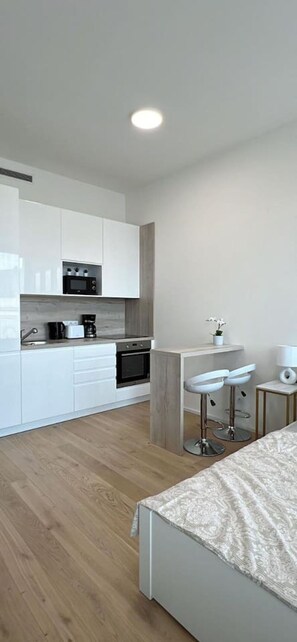 Jääkaappi, mikroaaltouuni, uuni, liesi